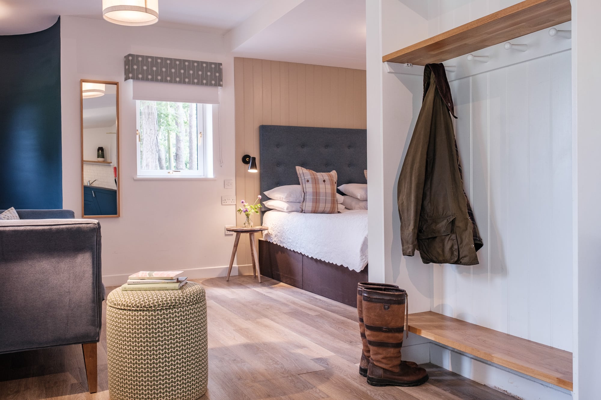 Casa 22 open-plan studio with bedroom, entry hall and country boots at Douneside House